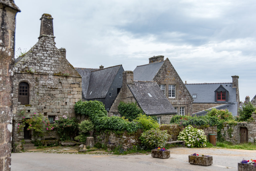 Breizh, Bretagne, Locronan, alte Steinh&auml;user in einem typischen bretonnischen Dorf
