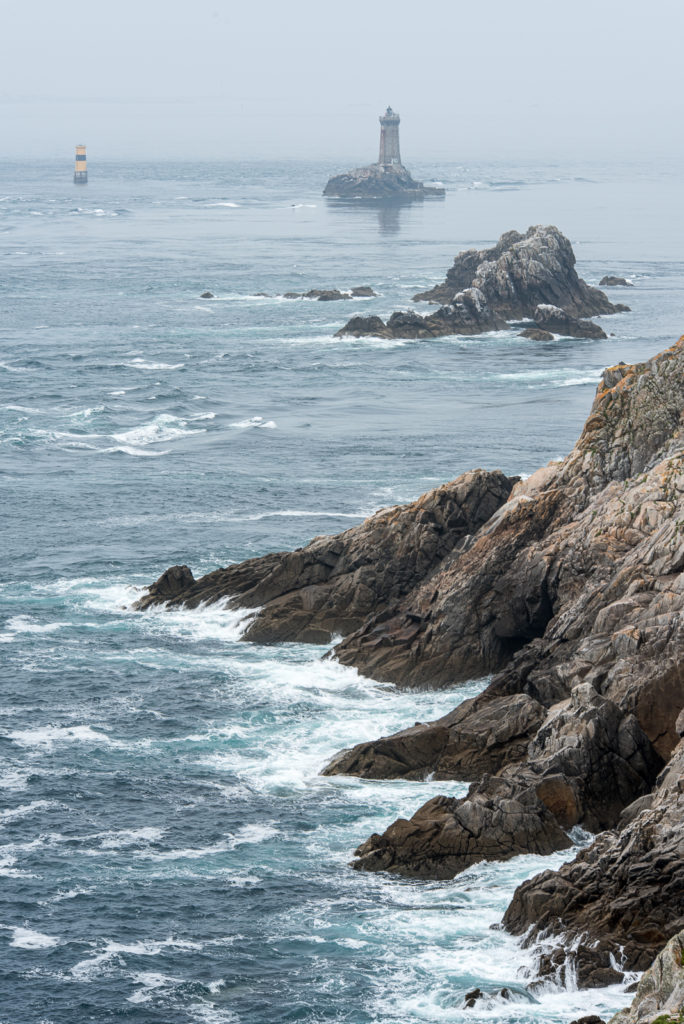 Breizh, Bretagne, Pointe de la Raz, Leuchtturm auf einem Fels im tosenden Meer