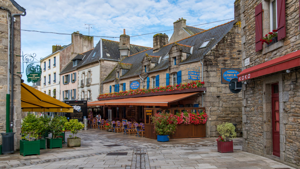 Breizh, Bretagne, Concarneau, Gasse mit Steinhäusern und Restaurants