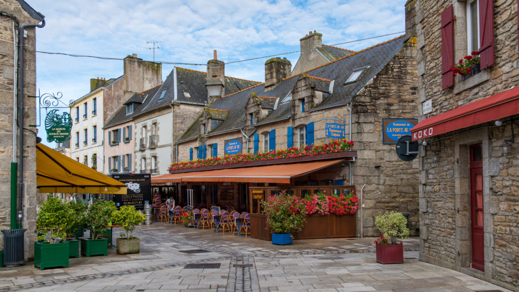 Breizh, Bretagne, Concarneau, Gasse mit Steinh&auml;usern und Restaurants