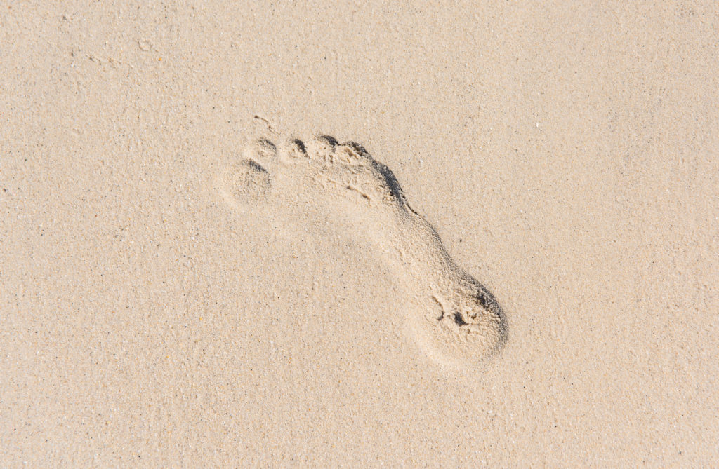 Breizh, Bretagne, Fussabdruck im nassen Sand am Strand von Kerler