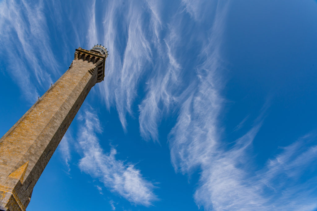 Breizh, Bretagne, in den Himmel ragender Leuchtturm Phare Eckm&uuml;hl
