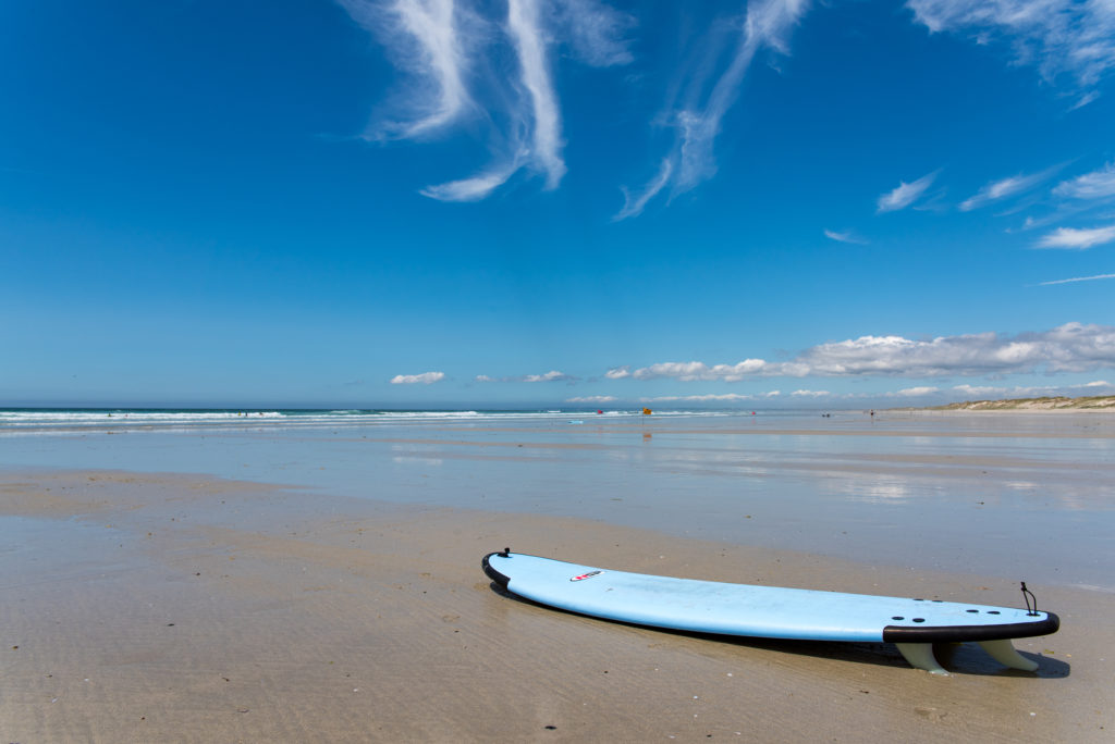 Breizh, Bretagne, Surfbrett am Strand von Pointe de la Torche