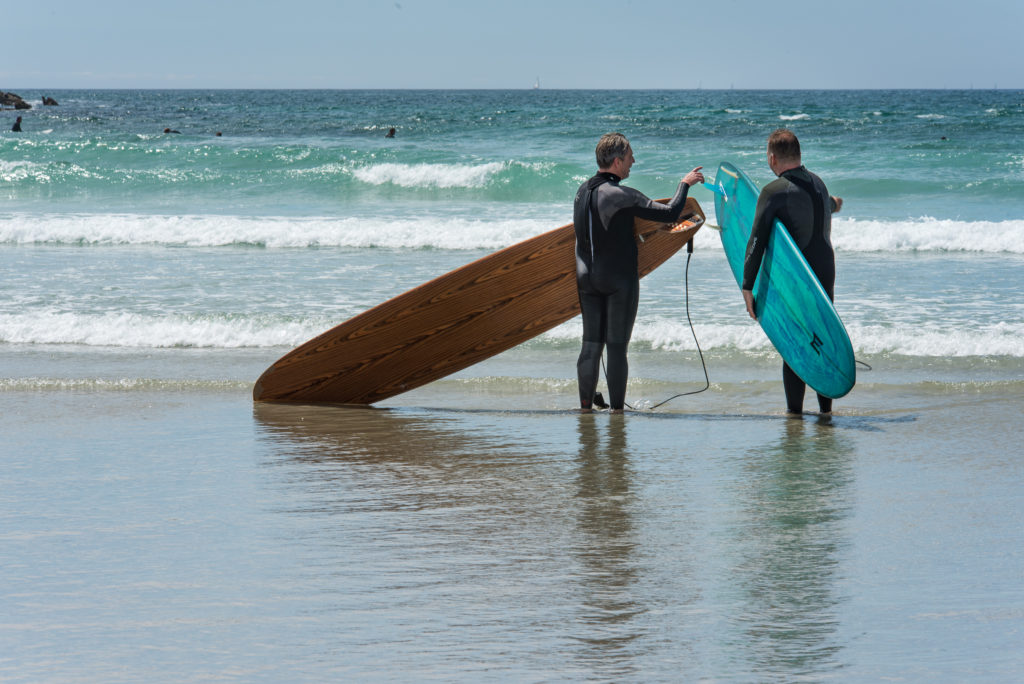 Breizh, Bretagne, zwei diskutierende Surfer am Strand von Pointe de la Torche