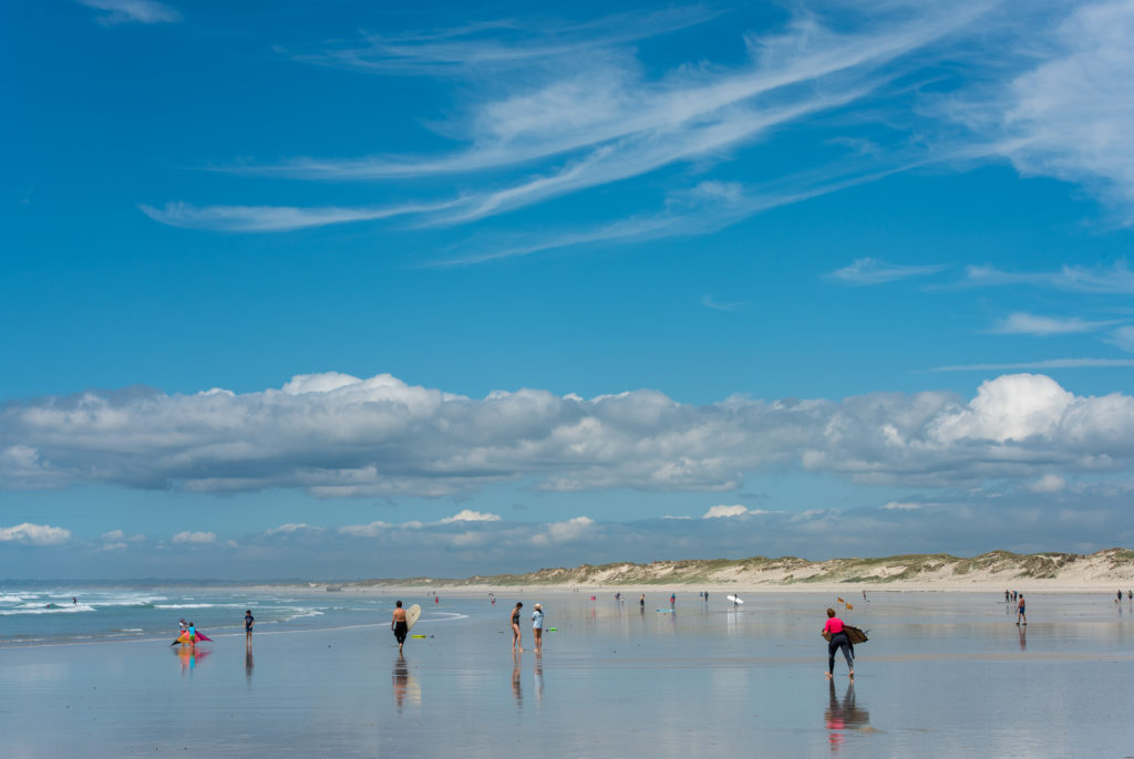 Breizh, Bretagne, Strand von Pointe de la Torche, Quellwolken, die sich im nassen Sand spiegeln