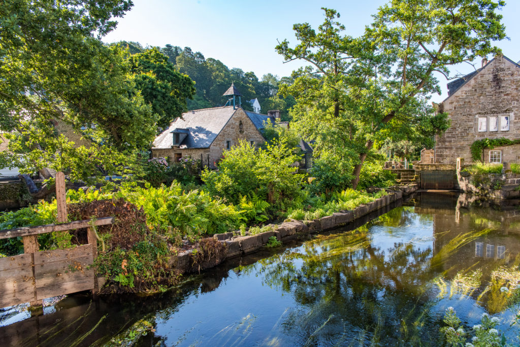 Breizh, Bretagne, Pont-Aven, alte Steinhäuser an einem idyllischen Kanal mit stillem Gewässer
