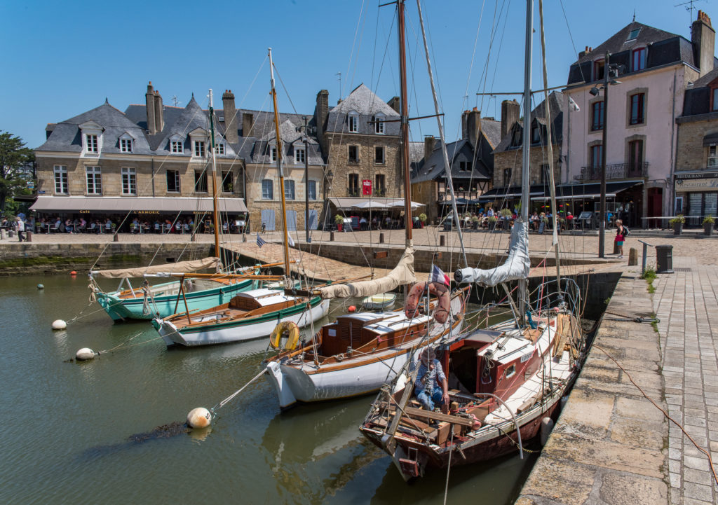 Breizh, Bretagne, Auray, Hafen von Saint-Goustan, alte Holz-Segelboote am Kai, im Hintergrund Restaurants mit Terrassen