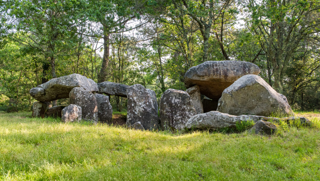 Breizh, Bretagne, Tumulus bei Carnac, altes Steingrab aus der Steinzeit