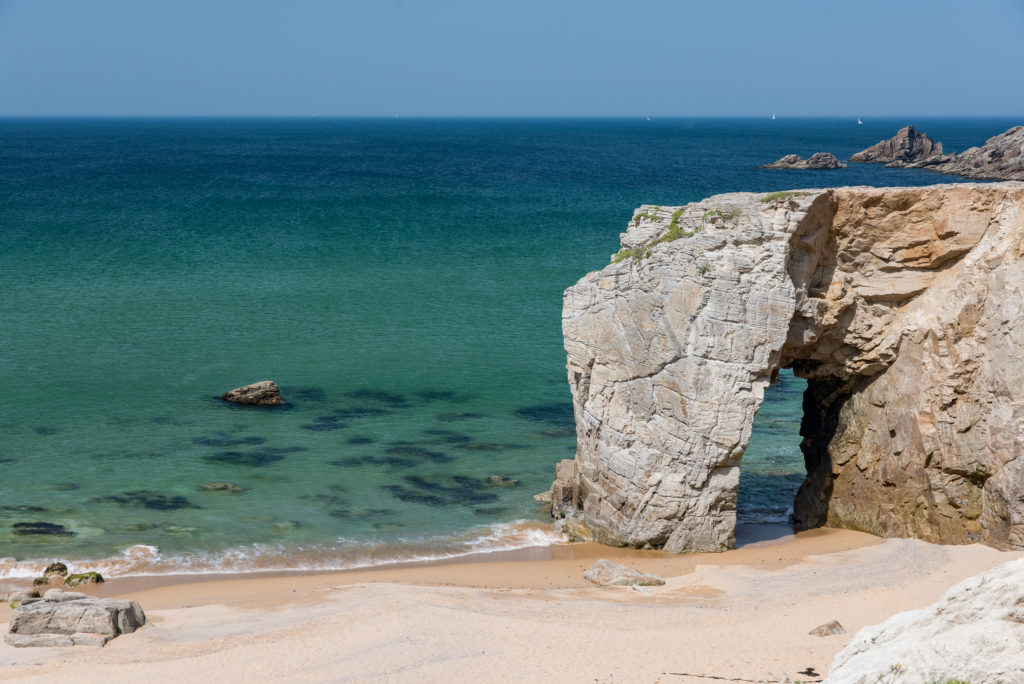 Breizh, Bretagne, Roche Percée an der Côte Sauvage auf der Halbinsel Quiberon, Felsblock am Sandstrand, glasklares Meer