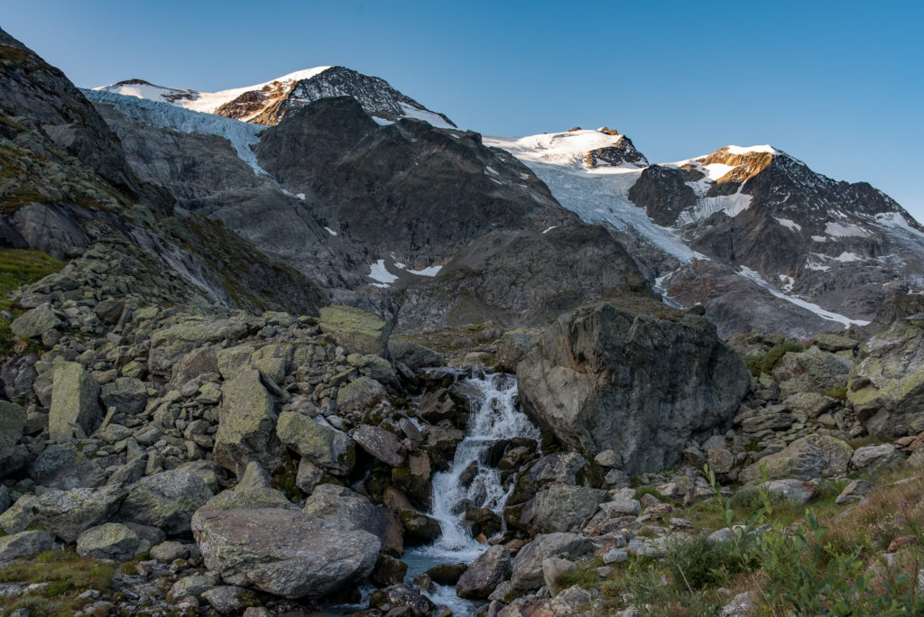 Morgend&auml;mmerung, Berggipfel in der Sonne, Gletscher und tosender Bach