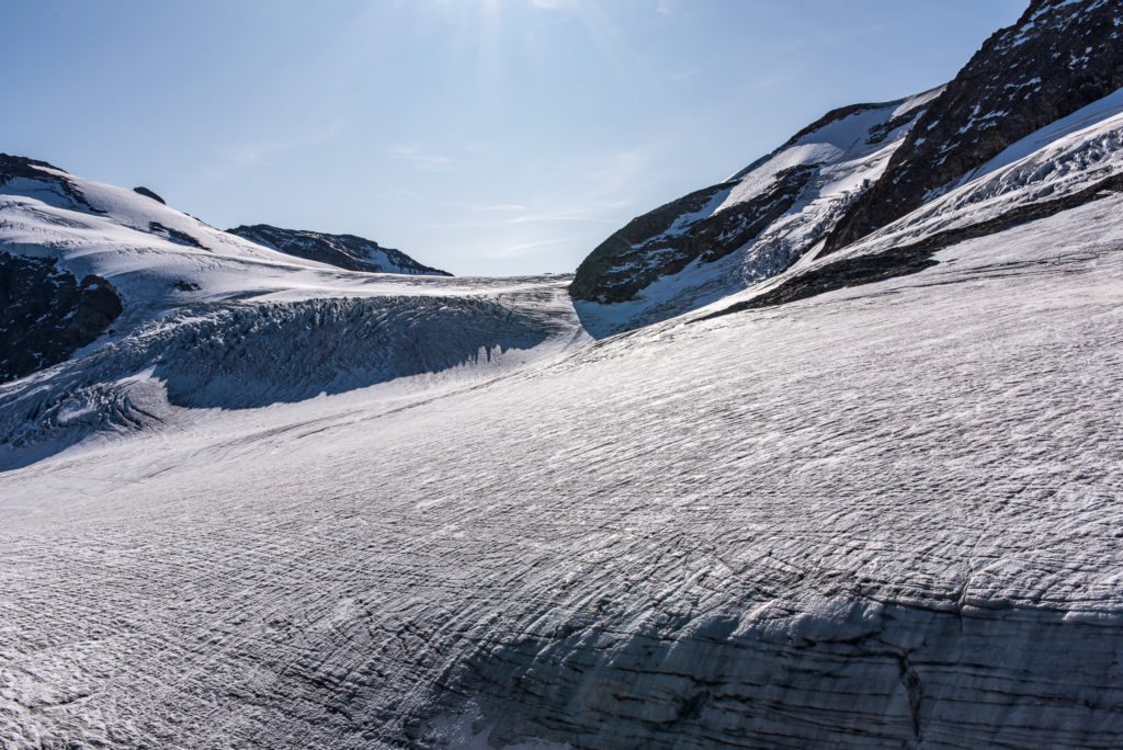 Gletscherfeld im Gegenlicht, Eisstrukturen