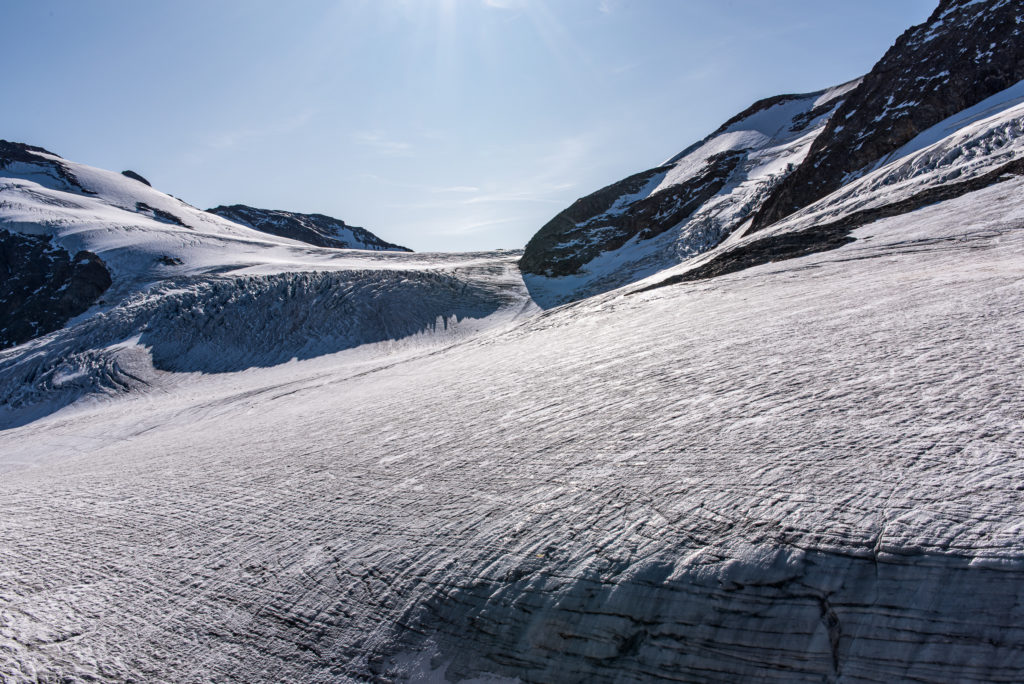 Gletscherfeld im Gegenlicht, Eisstrukturen
