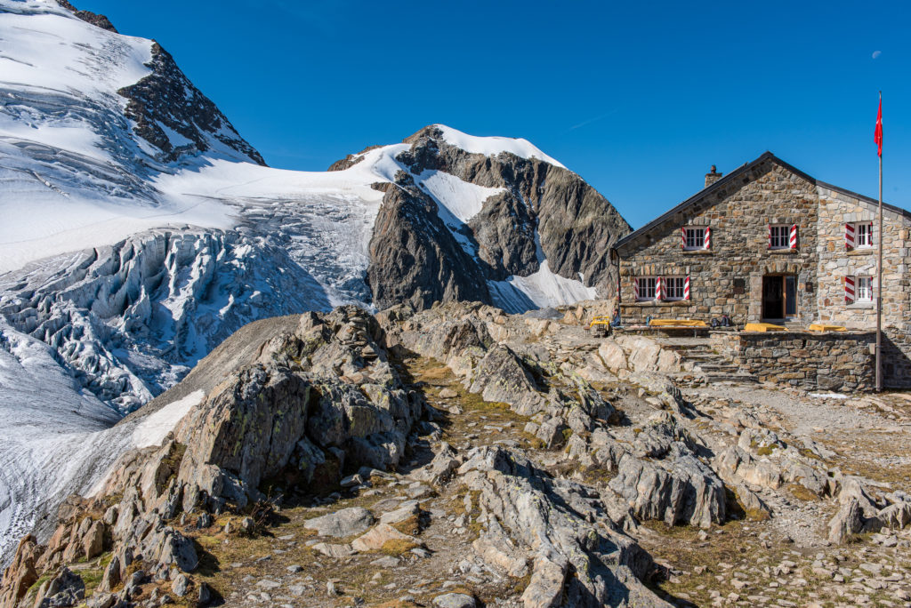 SAC Tierberglih&uuml;tte, im Hintergrund Gletscher und Berggipfel