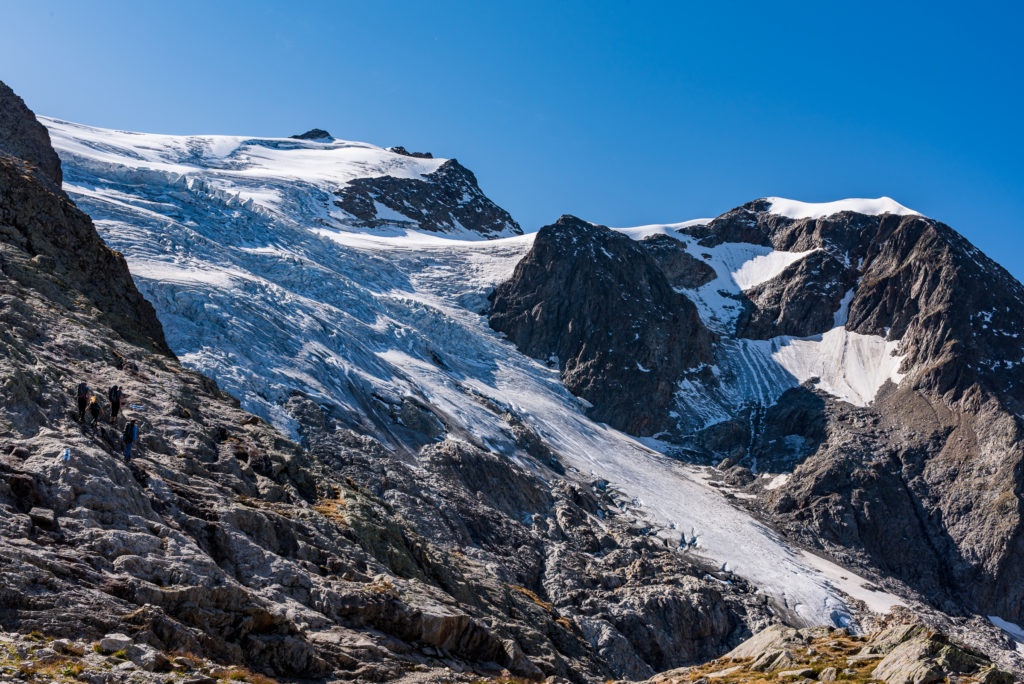 Gletscherabbruch mit Berggipfeln in der Nachmittagssonne