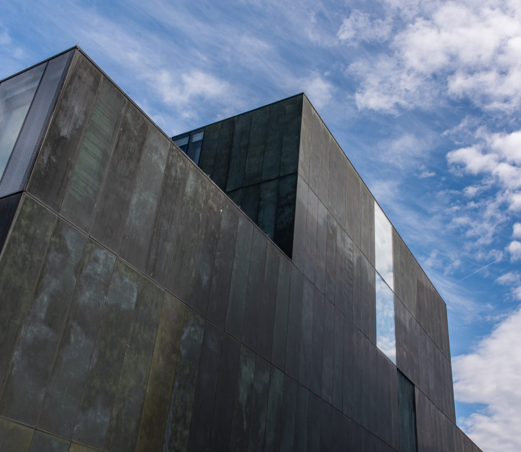 kubisches Metallgeb&auml;ude gegen blauen Himmel 2 Punkt Perspektive