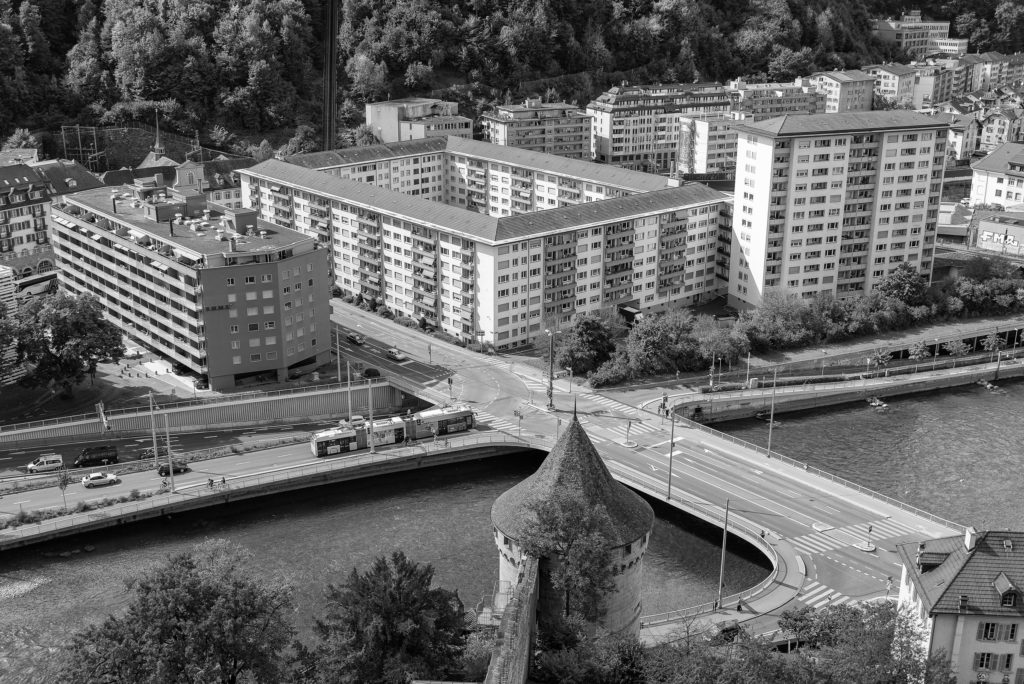 Drohnenperspektive von drei Wohnbl&ouml;cken in Schwarz Weiss