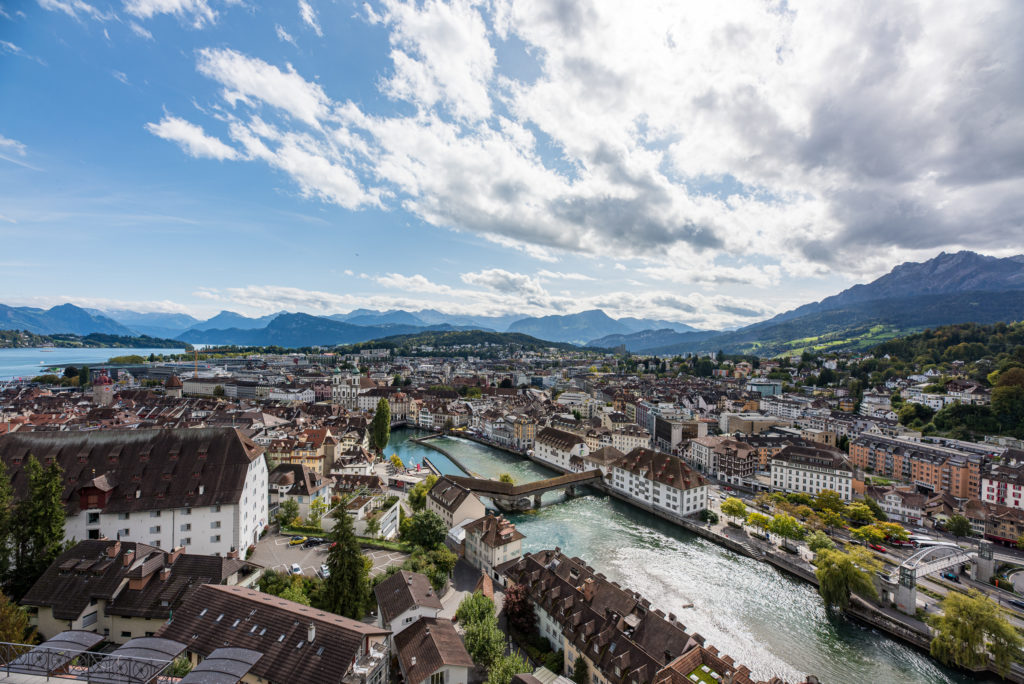 Stadt Luzern aus der Vogelperspektive mit wolkigem Himmel