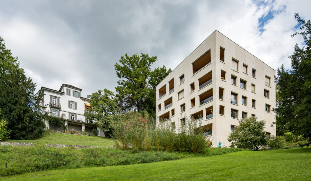 modernes kubistisches Geb&auml;ude und alte Villa in einem Park