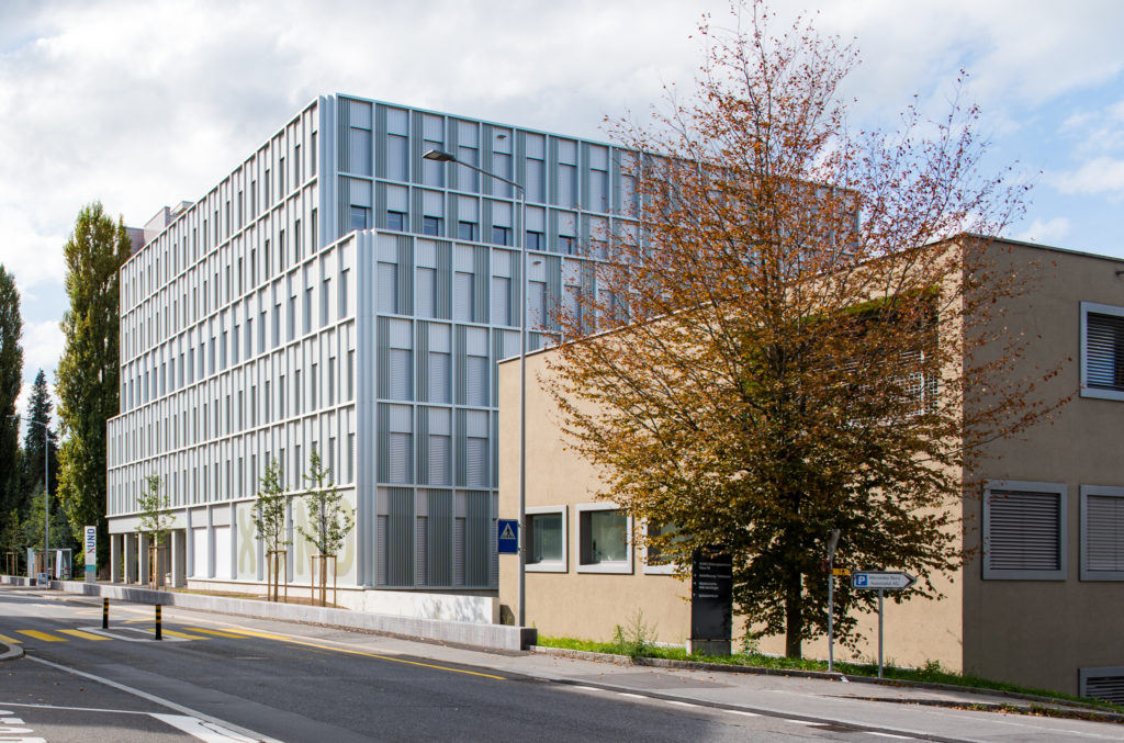 modernes Stahlgeb&auml;ude in Seitenansicht, Zwei Punkt Perspektive