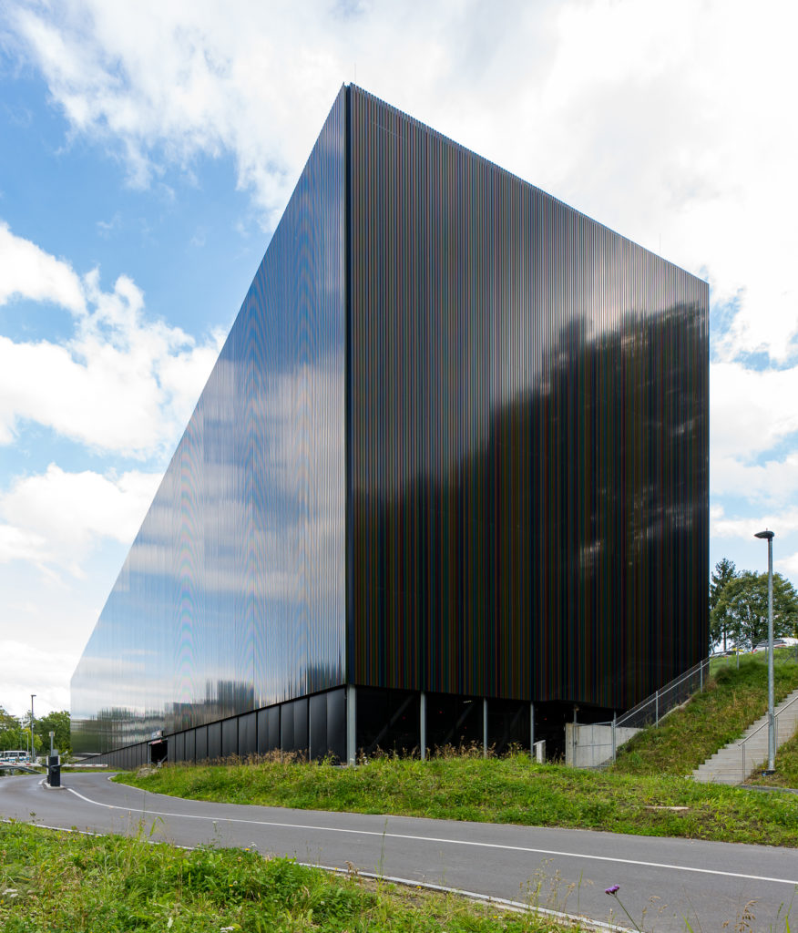 Parkhaus, spiegelnde Fassade mit Wolkenhimmel, Kubus