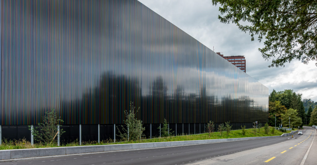 Parkhaus, spiegelnde Fassade mit Wolkenhimmel, Kubus