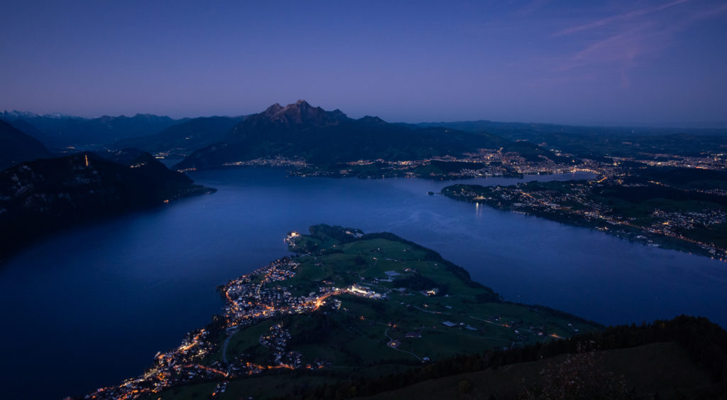 Panorama Aufnahme vom Luzerner Seebecken mit Pilatus und Alpen kurz vor Sonnenaufgang