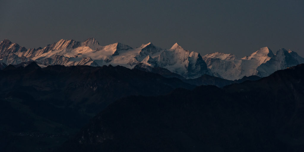 Sonnenaufgang über den Berner Alpen