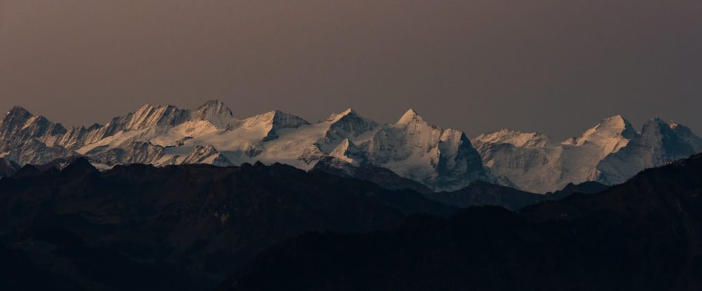 Berner Alpen im ersten Morgenlicht glühend