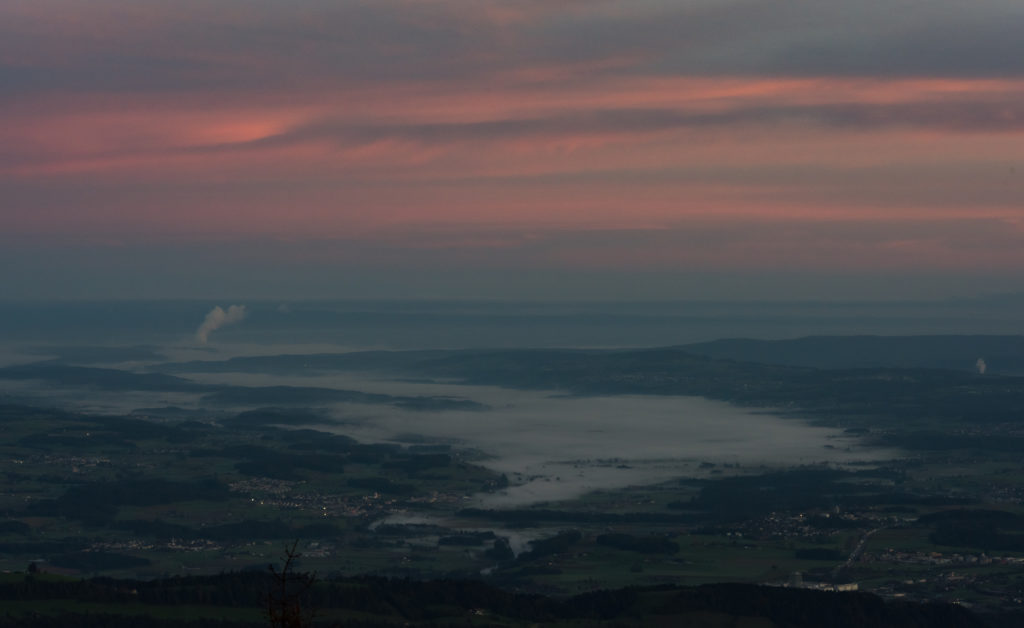 Blick in das Flusstal der Reuss am fr&uuml;hen Morgen mit Bodennebel