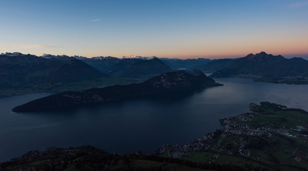 Panorama Aufnahme vom Luzerner Seebecken mit Pilatus und Alpen kurz vor Sonnenaufgang