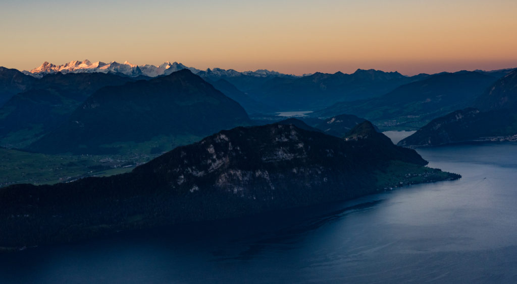 Panorama Aufnahme vom Luzerner Seebecken, B&uuml;rgenstock und Berner Alpen im ersten Morgenlicht