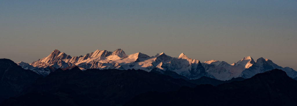 Berner Alpen im ersten Morgenlicht gl&uuml;hend