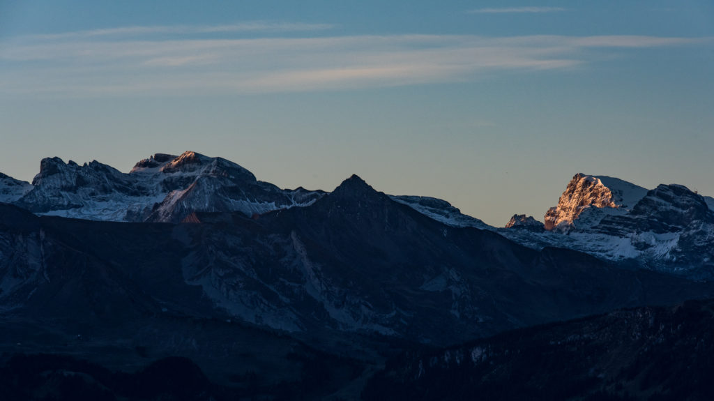 erste Sonnenstrahlen auf den Berggipfeln am fr&uuml;hen Morgen