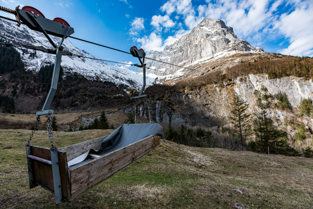 Transportbahn mit verschneitem Berggipfel im Hintergrund