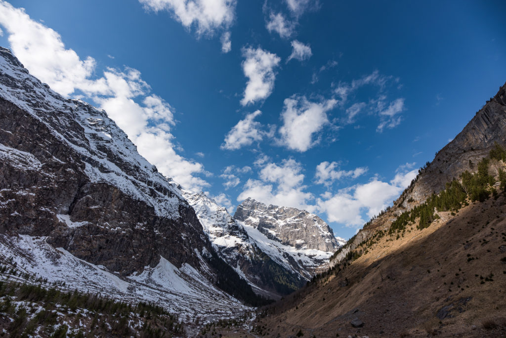 V-Tal mit verschneiten Berggipfel und leicht bew&ouml;lktem Himmel
