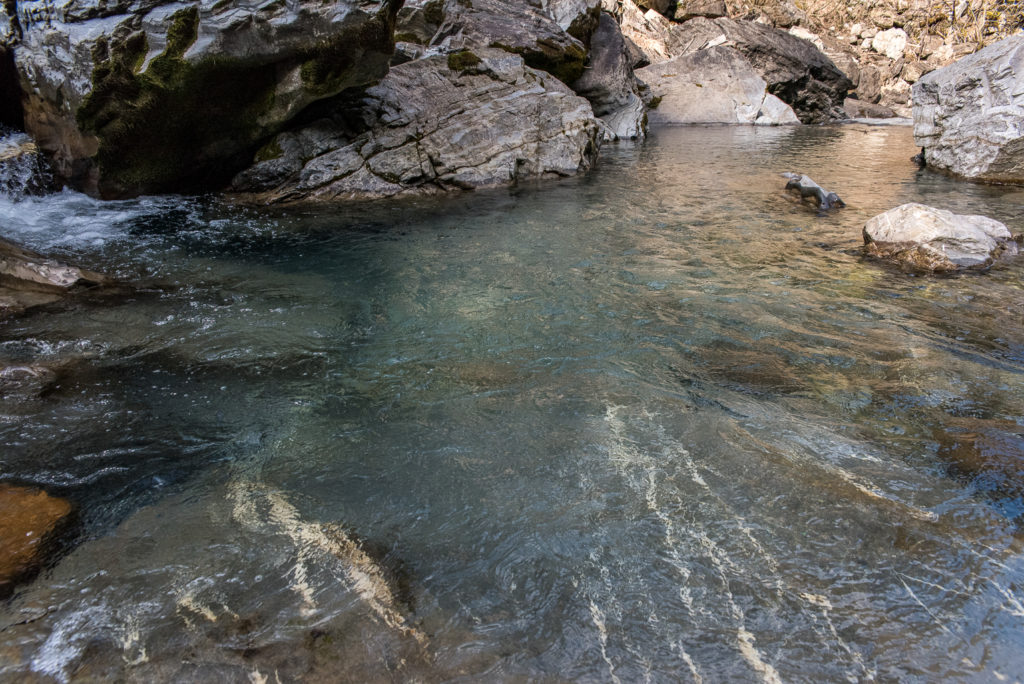 gestauter Wildbach, glasklares Wasser