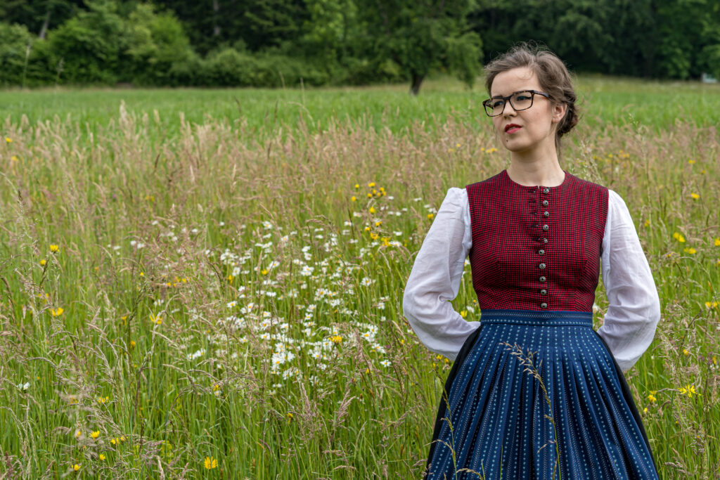 Fotoshooting available light, model, Mode, Dirndl, Landschaft, Sommer