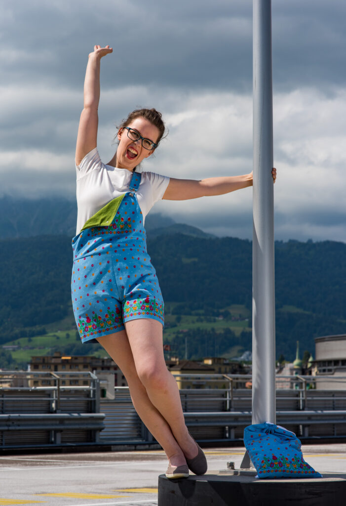 Shooting, Model, available light, verspielte Latzhose