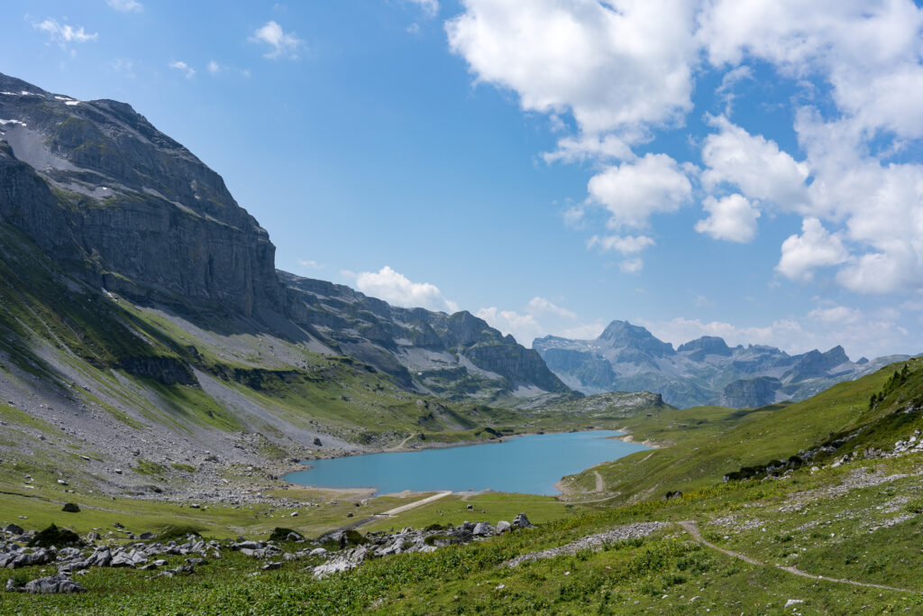 Blick in ein Hochtal mit Bergsee, umrahmt von felsigen Berggipfeln
