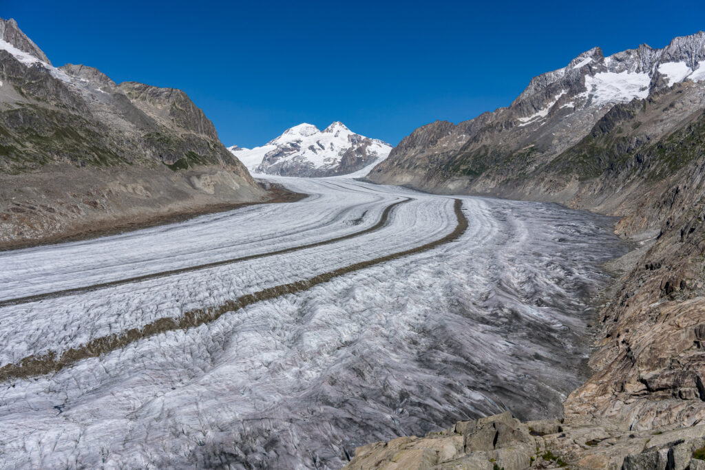 Aletschgletscher umgeben von schroffen Berggipfeln und schneebedeckten Gebirgen