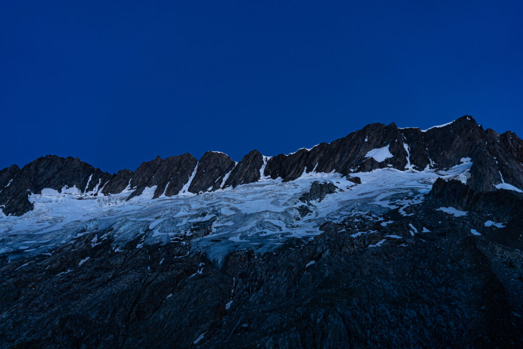 leuchtende Gletscher kurz vor Sonnenaufgang