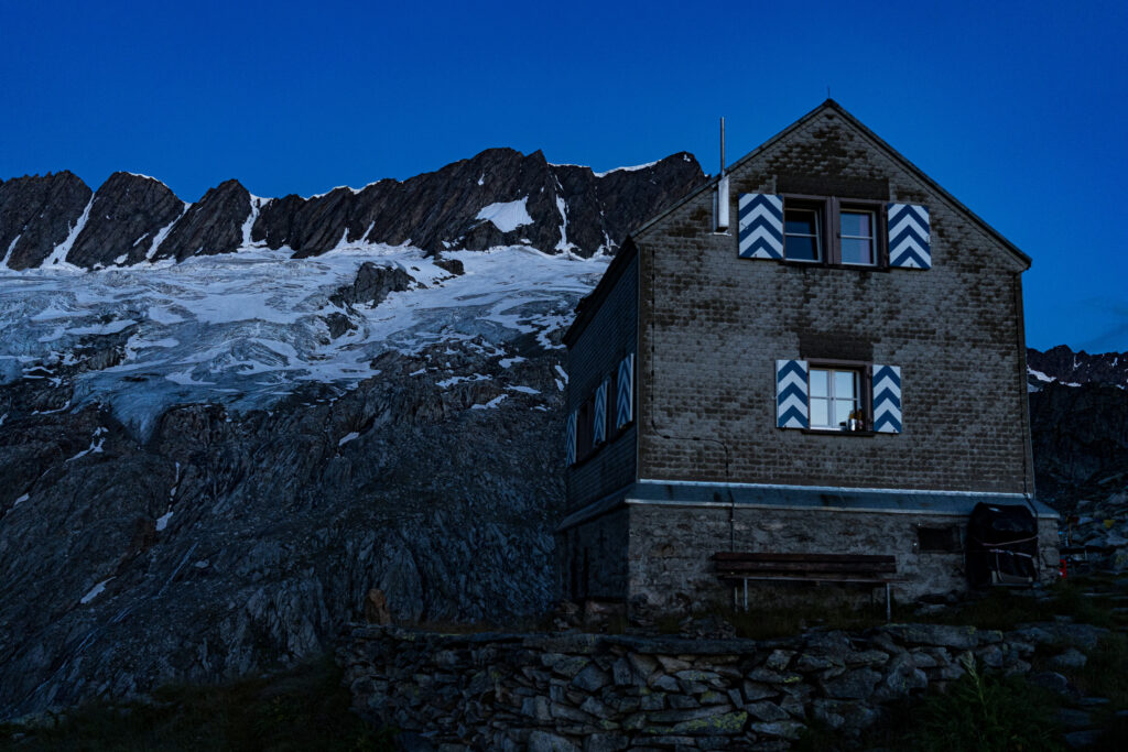 Bergh&uuml;tte vor Felsbergen und Gletschern im Morgengrauen