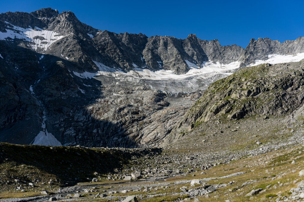 Bergkette mit Gletschern, im Vordergrund Geröllhalden und Gletschermoränen