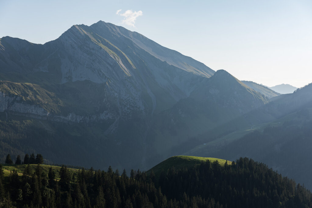 Berggipfel im abendlichen Streiflicht