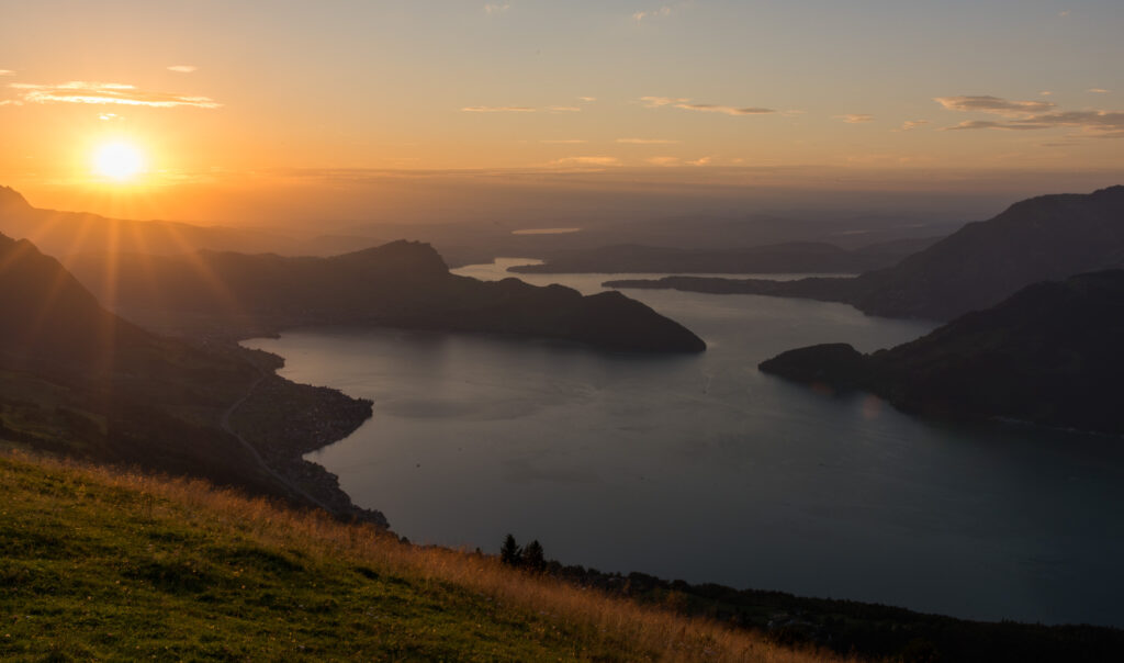 Sonnenuntergang in Seenlandschaft und Berggipfeln