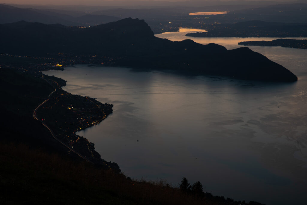 leuchtende Seen am sp&auml;ten Abend vor dem Einnachten
