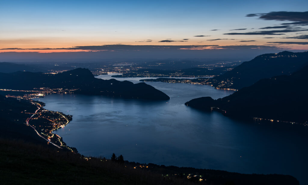 Anbruch der Nacht See in der Nacht mit Lichtern der Städte, Dörfer und Strassen