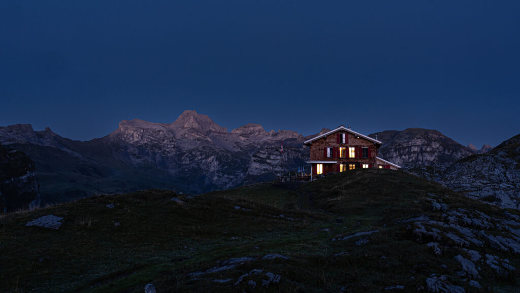 Glattalphütte kurz vor Sonnenaufgang
